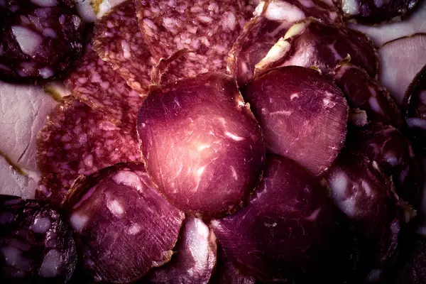 El fondo - el detalle del salami en rodajas — Foto de Stock