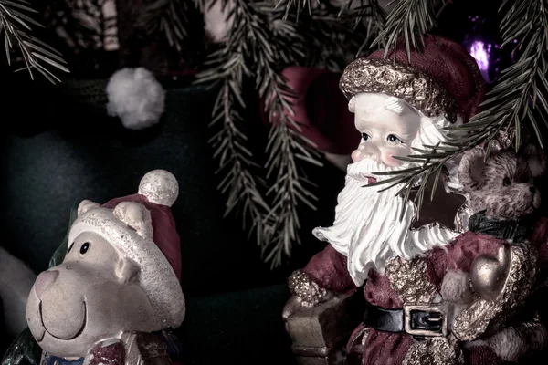 Babbo Natale in ceramica sotto l'albero di Natale — Foto Stock