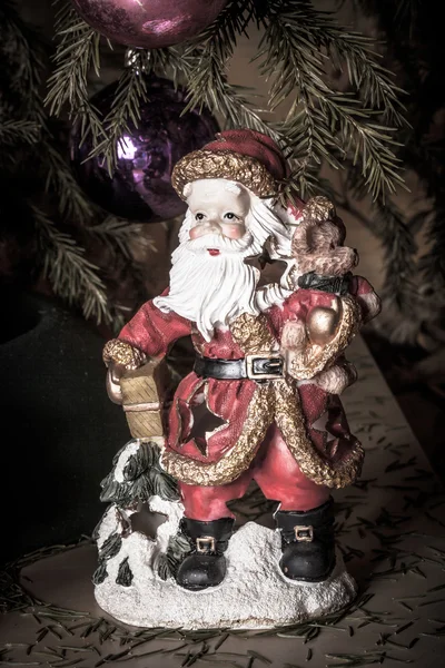 Papai Noel cerâmico sob a árvore de Natal — Fotografia de Stock