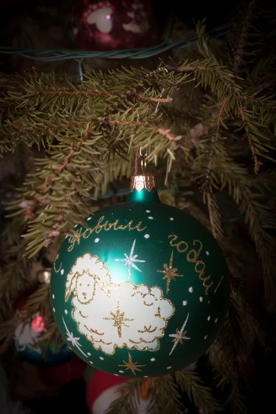 Bola de Natal antiga com as palavras "Feliz Ano Novo" e um sym — Fotografia de Stock