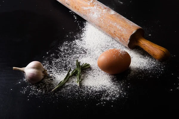 Teig auf einem Brett mit Mehl. Eier, Nudelholz, Knoblauch — Stockfoto