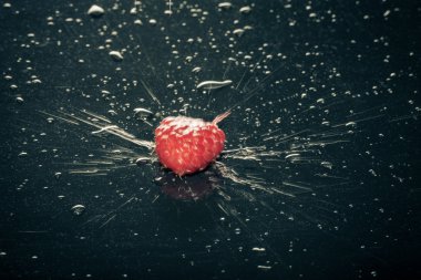 Ahududu ile su sıçrama