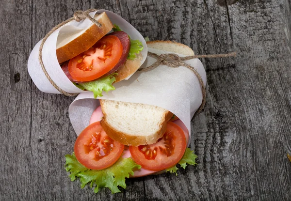 Ficelle bandée sandwich sur une planche en bois texturée. teinté — Photo