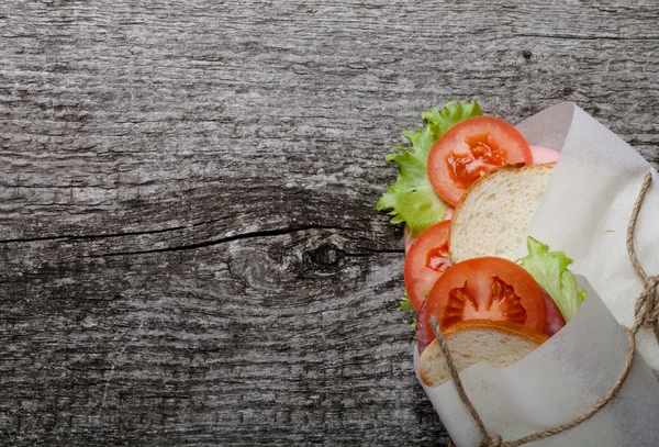Ficelle bandée sandwich sur une planche en bois texturée. teinté — Photo
