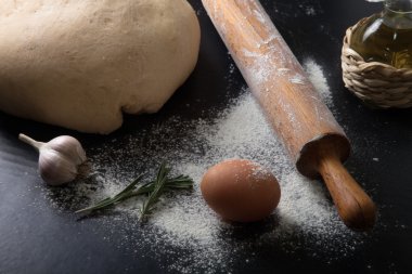 Zeytin yağı, unu, oklava, yumurta, biberiye, sarımsak ve hamur f