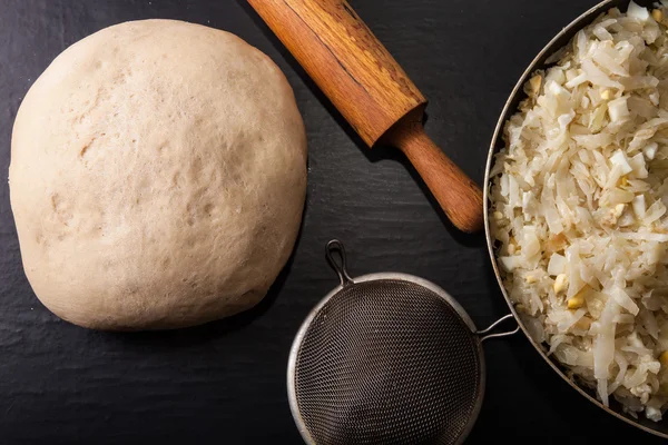 Rolo de alfinete, massa de farinha e um recheio de repolho de torta — Fotografia de Stock