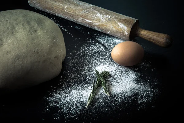 Mehl, Nudelholz, Ei, Rosmarin und Teig für Kuchen. gemildert — Stockfoto