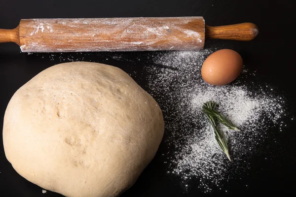 Flour, rolling pin, egg, rosemarin and dough for pie — Stock Photo, Image