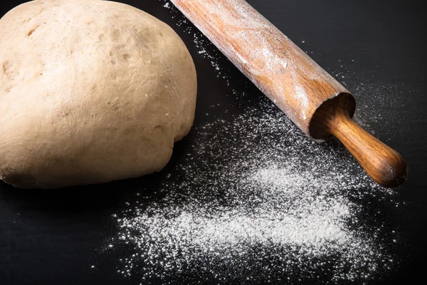 Flour, rolling pin and dough for pie — Stock Photo, Image