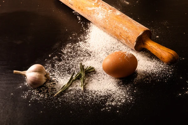 Dough on a board with flour.  eggs, rolling pin, garlic — Stock Photo, Image
