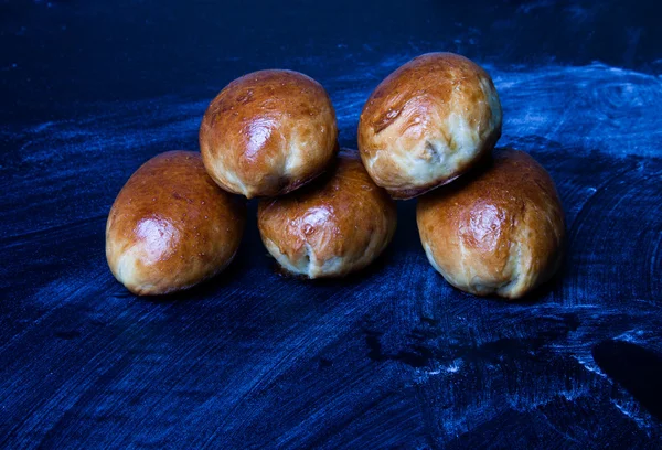 Tortas com carne ou repolho em um fundo preto.Tinted — Fotografia de Stock