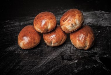 Siyah arka planda etli ya da lahanalı turtalar.