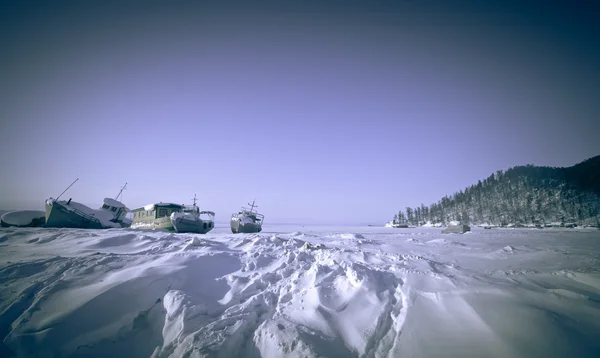 Oude schepen op het ijs van Lake Baykal. Afgezwakt — Stockfoto