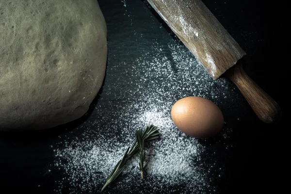 Farinha, rolo, ovo, alecrim e massa para torta. Tonificado — Fotografia de Stock