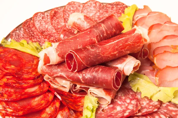 Fette di diversi tipi di carne con insalata verde. Tonica — Foto Stock