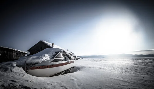 老船和贝加尔湖的冰上的木房子。定了调子 — 图库照片