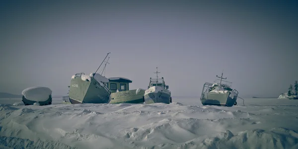 バイカル湖の氷の上の古い船。トーン — ストック写真