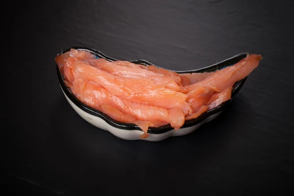 Tranches de poisson rouge sur un plat oriental — Photo