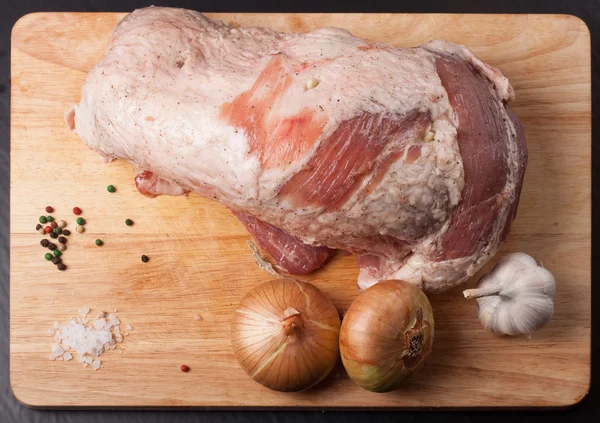 Carne cruda, cipolla, aglio e spezie su una tavola di legno — Foto Stock