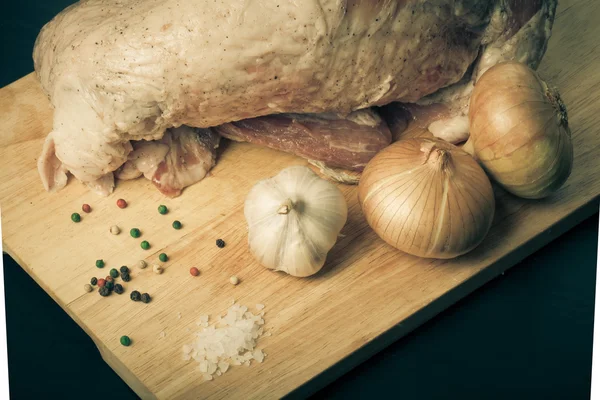 Çiğ et, soğan, sarımsak ve baharat ahşap bir gemide. Tonda — Stok fotoğraf