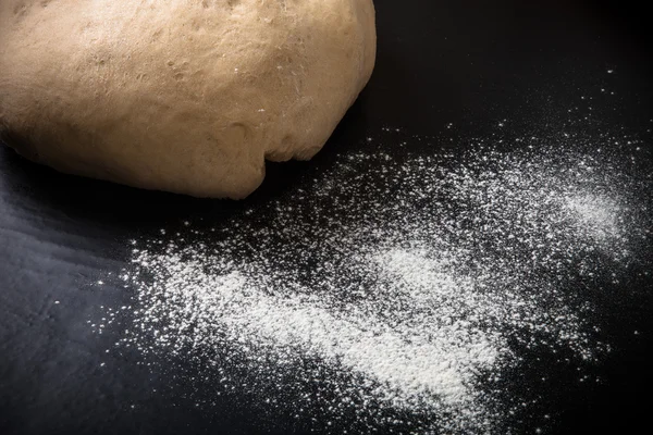 Flour and dough for pie — Stock Photo, Image