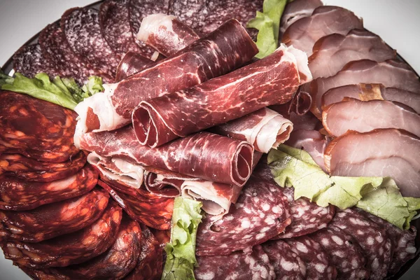 Fette di diversi tipi di carne con insalata verde. Tonica — Foto Stock