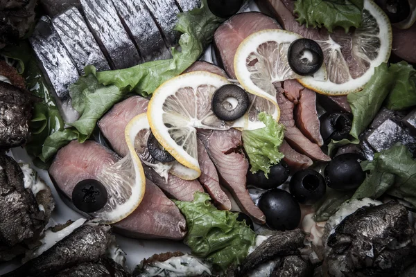 Auswahl an Fisch, Hering, Zitronenscheiben und Oliven. gemildert — Stockfoto