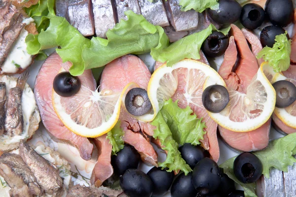 Ассортимент рыбы, сельди, ломтиков лимона и оливок — стоковое фото