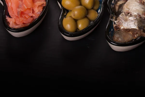 Assorty av fisk och Oliver på orientaliska maträtt — Stockfoto