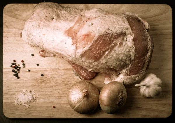 Carne cruda, cipolla, aglio e spezie su una tavola di legno. Tonica — Foto Stock