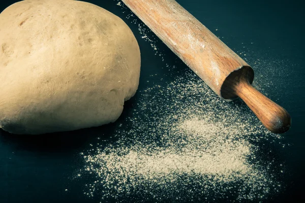 Flour, rolling pin and dough for pie. Toned — Stock Photo, Image
