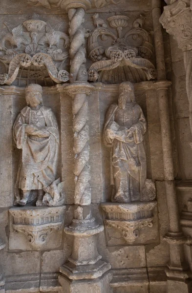 The wall of an old building with sculptures — Stock Photo, Image