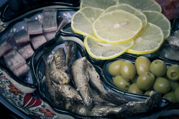 Assorty halak, olajbogyó, citromos szelet a keleti étel. Tónusú — Stock Fotó