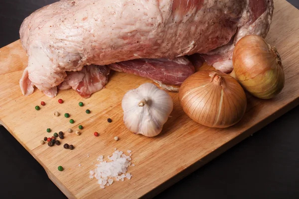 Carne cruda, cebolla, ajo y especias en una tabla de madera —  Fotos de Stock