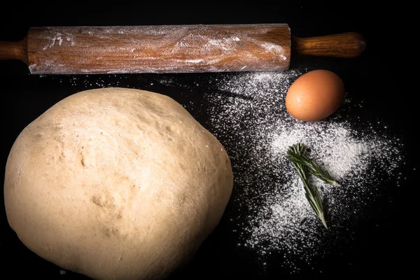 Farinha, rolo, ovo, alecrim e massa para torta. Tonificado — Fotografia de Stock