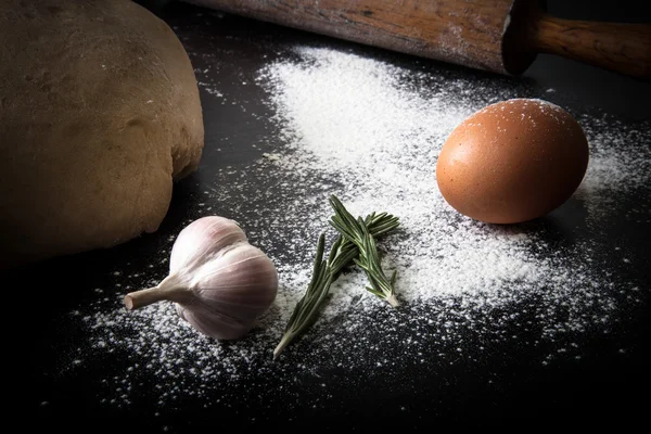 Mehl, Nudelholz, Ei, Rosmarin, Knoblauch und Teig für Kuchen. Tonne — Stockfoto