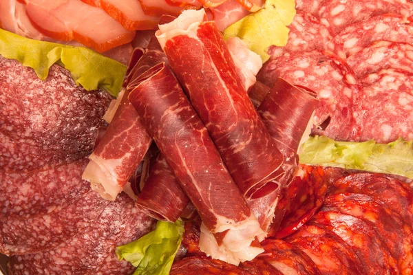 Fette di diversi tipi di carne con insalata verde. Tonica — Foto Stock