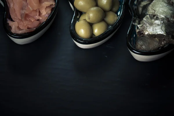 Surtido de pescado y aceitunas en plato oriental. Tonificado —  Fotos de Stock