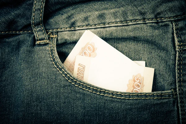 Στην τσέπη του τζιν με χρήματα. Πανί φόντο. Τονισμένα — Φωτογραφία Αρχείου