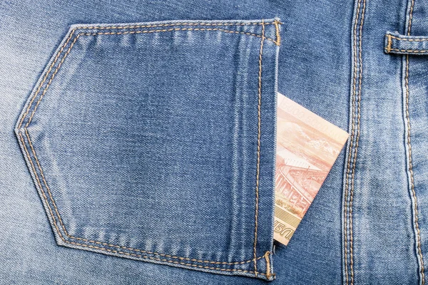 Fickan på jeans med pengar. Trasa bakgrund — Stockfoto