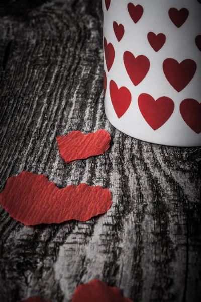 Corazones de San Valentín y taza de té en la vieja mesa de madera. Tonificado — Foto de Stock
