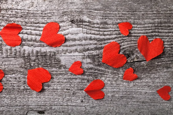 Muchos corazones de San Valentín en la vieja mesa de madera — Foto de Stock