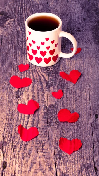 Valentine harten en kopje thee op de oude houten tafel. Afgezwakt — Stockfoto