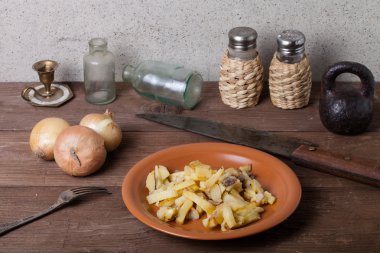 Soğan, kızarmış patates, knive, tuz, biber ve başka şeyler üzerinde t