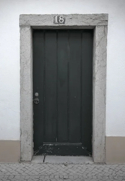 De voordeur naar het huis. Portugal. getint — Stockfoto