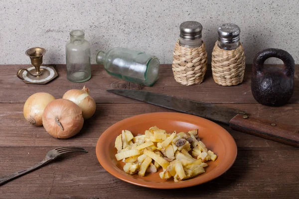 Цибуля, смажена картопля, вузол, сіль, перець та інші речі на т — стокове фото