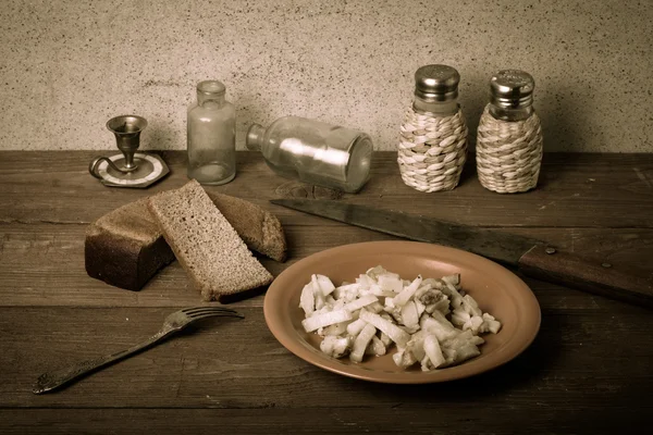 Zwiebeln, Bratkartoffeln, Messer, Salz, Pfeffer und andere Dinge auf dem Teller — Stockfoto