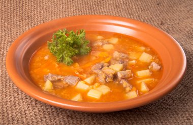 Seramik tabak sebze çorbası ayakta tutuyordu.