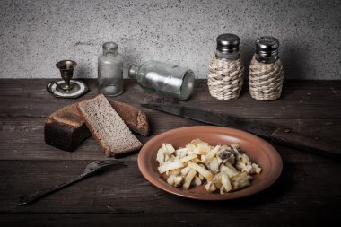 Soğan, kızarmış patates, knive, tuz, biber ve başka şeyler üzerinde t