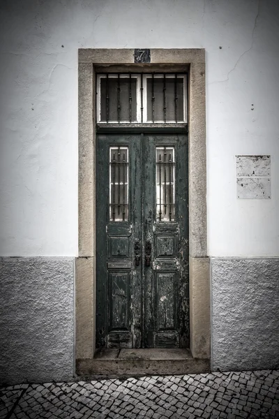 Drzwi do domu. Portugalia. przyciemniane — Zdjęcie stockowe